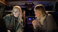 Zero – Cynthia (Heike Makatsch, r) und ihre Tochter Viola (Luise Emilie Tschersich) auf dem Weg zur Präsentation der neuen Act App-Version. Im Hintergrund Janine vom „Daily“ (Meriel Hinsching), die auch zu ZERO gehört.