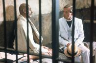 Gandhi – Selbst in der Haft bleibt Gandhi (Ben Kingsley) seinem Prinzip des gewaltlosen Widerstands treu.