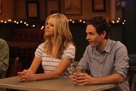 It's Always Sunny in Philadelphia – Dee Reynolds (Kaitlin Olson, l.); Dennis Reynolds (Glenn Howerton, r.)