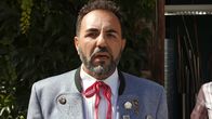 Servus Schwiegermutter – ARD Degeto SERVUS, SCHWIEGERMUTTER! Uhr im ERSTEN, online first ab Mittwoch (27.10.21) in der ARD MEDIATHEK Toni (Adnan Maral) sieht sich bereits als künftiger Bürgermeister.