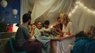 Stopp! – Klara (Paulina Pizarro Swartling) hat es geschafft! Sie und alle anderen essen zusammen leckere Zimtschnecken.