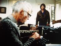 Ein Engel auf Erden – Jonathan (Michael Landon, r.) blickt etwas verwundert auf Frank (Lew Ayres, l.), den ehemals erfolgreichen Schriftsteller, der wieder zu schreiben beginnt.