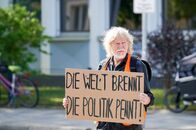 neoriginal: Aufgestaut – Auch Henning (Joachim Seemann) ist Teil der Klimaprotestgruppe und beteiligt sich entschlossen an der Protestaktion.
