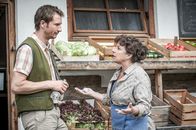Der Bergdoktor – Lisbeth Gruber (Monika Baumgartner, r.) sollte sich schonen, doch so geht es nicht, dass muss auch ihr Sohn Hans (Heiko Ruprecht, l.) einsehen.