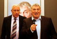 Manche mögen's glücklich – Klinikchef Prof. Weissing (Robert Giggenbach, li.) hofft, dass bei der großen Sponsorenveranstaltung mit dem Millionär Hofmeister (Heinz Hoenig) nicht doch noch etwas schief geht.