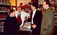 Kommissar Rex – Kommissar Richie Moser (Tobias Moretti, 2.v.re.) und Ernst Stockinger (Karl Markovics, re.) befragen den Besitzer des Zuckerlgeschäftes, Kurt Oswald (August Schmölzer, 2.v.li.) und dessen Sohn Martin (Josef Daubek, li.) zum Mord im Schwimmbad.