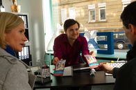 SOKO Stuttgart – Martina Seiffert (Astrid M. Fünderich, l.) und Rico Sander (Benjamin Strecker, r.) statten dem Schlussmacher Peter Hopp (Phil Laude, M.) einen Besuch in seiner Agentur ab und informieren sich über seine außergewöhnlichen Dienstleistungen.