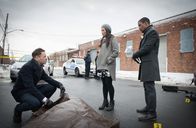 Elementary – v.l.n.r) Holmes (Jonny Lee Miller), Watson (Lucy Liu) und Bell (Jon Michael Hill) ...