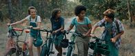 3 Hz – Von links: Ella (Cécile Enthoven), Felix (Junes Callaert), Noor (Maja Azila) und Sammy (Arthur Hermans) sind mit den Fahrrädern unterwegs.