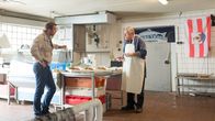 SOKO Wismar – Der Fischer Hauke Frahm (Wilfried Dziallas, r.) stellt sich selbst als Boddens größter Feind hin. Bodden hat immerhin den Tod seines Sohnes zu verantworten, der vor Jahren auf seinem Schiff umkam. Wollte Frahm dafür jetzt späte Rache üben? Pöhlmann (Dominic Boeer, l.) fühlt ihm auf den Zahn.