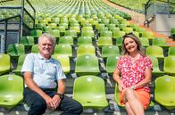 Bayerische Originale: Kreuzer trifft ... – In der Auftaktfolge der neuen Staffel trifft Marianne Kreuzer die Torwartlegende Sepp Maier. Der heute 76-Jährige gewann in seiner Fußball-Karriere alles, was es zu gewinnen gibt, wurde Weltmeister und Europameister. Als ersten Lieblingsort hat der leidenschaftliche Golfer seinen Heimat-Golfclub in Ebersberg gewählt. Dort verrät er zum Beispiel, warum er jahrelang einen Fußball mit ins Bett genommen hat. Weitere Stationen sind das Olympiastadion und das Valentin-Karlstadt-Musäum in München. Seine Fähigkeit, Karl Valentin zu parodieren, ist legendär. Weiteres Bildmaterial finden Sie unter www.br-foto.de.