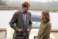 Beyond Paradise – Humphrey Goodman (Kris Marshall) und Martha Lloyd (Sally Bretton) gönnen sich eine Auszeit, um sich in Ruhe auf ihre Hochzeitsfeier einzustimmen.