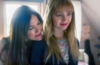 Gotteskinder – Esther (Bettina Zimmermann, li.) leitet ihre Tochter Hannah (Flora Li Thiemann, re.) an und verrät ihr in einem vertraulichen Gespräch, wie sie ihren Schwarm zu Gott führen kann.