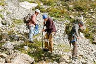Die Bergretter – Mit einer gefährlichen Rettungsaktion versuchen Anna Braun (Raffaela Vanessa Kraus, l.) und Christian Neilinger (Johannes Zeller, r.), den verletzten Florian Neilinger (Joshua Hupfauer, M.) sicher nach Hause zu bringen.