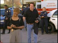Diagnose: Mord – Die Polizistin Cheryl (Monique Edwards, l.) verpasst ihrem Kollegen Steve (Barry Van Dyke, r.) einen Strafzettel.