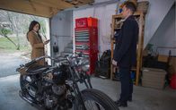Elementary – Während Watson (Lucy Liu, l.) mit Holmes (Jonny Lee Miller, r.) einen Doppelmord untersucht, der viele Fragen aufwirft, droht ihr eingeschleuster Spion bei Morland aufzufliegen ...