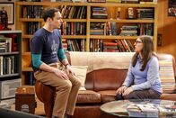 The Big Bang Theory – Sheldon (Jim Parsons, l.) will endlich einen Termin für die Hochzeit festlegen, doch Amy (Mayim Bialik, r.) sieht das ganze viel entspannter und fordert ihn auf, ebenfalls die Ruhe zu bewahren ...