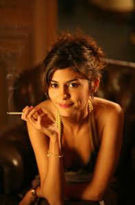 Liebe um jeden Preis – Irene (Audrey Tautou), eine junge Frau, bringt wohlhabende Männer in teuren Hotels dazu, die Rechnungen zu bezahlen, die während ihres Aufenthaltes gestellt wurden.
