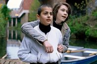 Evolution – Jonas (Goya Rego, re.) und Yasmin (Padmé Hamdemir, li.) haben schulfrei.