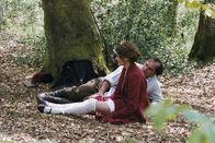 Lady Chatterley – Immer wieder treffen sich Constance (Marina Hands) und Parkin (Jean-Louis Coullo'ch) heimlich im Wald.