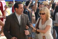 Monk – Ehe sich Adrian Monk (Tony Shalhoub, l.) und Natalie Teeger (Traylor Howard, r.) versehen, stehen sie Mitten in einem Rockkonzert zwischen kreischenden Teenagern und lauter Musik.
