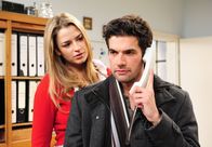 Sturm der Liebe – ARD STURM DER LIEBE FOLGE 1463 Uhr im ERSTEN. Konstantin (Moritz Tittel, r.) und Theresa (Ines Lutz, l.) versuchen Tante Pilar aus Buenos Aires als Zeugin zu gewinnen.