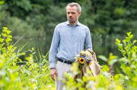Sturm der Liebe – Erik (Sven Waasner) ist zunehmend genervt, als er vergeblich auf Yvonne wartet.