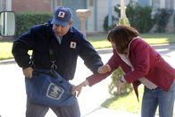 The Middle – Frankie (Patricia Heaton, r.) und Mike warten bisher vergeblich auf die Zusage eines Colleges für Axls Sportstipendium. Diese Ungewissheit löst bei Frankie so große Verzweiflung aus, dass sie sogar den Postboten (Adam Kulbersh, l.) in den Wahnsinn treibt ...
