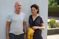 Querschuss – Andreas (Christian Berkel) versteht den Selbstmord seines Vaters nicht, Bibi (Bibiana Beglau) ist für ihren Mann da.