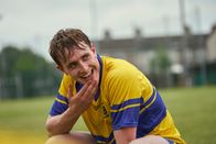 Normal People – Als einer der besten Sportler der Schule genießt Connell (Paul Mescal) den Applaus seiner Mitschüler beim Rugbyspiel.