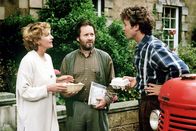 Rosamunde Pilcher: Stunden der Entscheidung – Felicity (Gila von Weitershausen) und Paul Lowyer (Uwe Kockisch) verkünden ihrem Nachbarn Sam (Timothy Peach) die frohe Nachricht von der Rückkehr ihrer Tochter Christabel.
