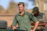 Abenteuer Namibia – Berend Reinhard setzt sich zusammen mit seinem Team für den Nashornschutz ein.; PHOENIX ABENTEUER NAMIBIA Uhr. Berend Reinhard setzt sich zusammen mit seinem Team für den Nashornschutz ein.