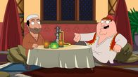 Family Guy – Als Peter (r.) nach einem missglückten Fallschirmsprung im Krankenhaus landet, freundet er sich dort mit seinem Bettnachbarn Mahmoud (l.) an. Der Araber beeindruckt ihn so mit seiner Religion, dass Peter zum Islam konvertiert ...