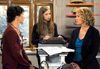 Rote Rosen – ARD ROTE ROSEN FOLGE 1626 Uhr im ERSTEN. Tine (Maike Bollow, r.) wird klar, wie sehr sich Lotte (Anna Willecke, M. mit Anja Franke, l.) immer noch Malakron zugehörig fühlt.