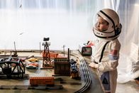 Young Sheldon – Greift zu drastischen Maßnahmen, um unter keinen Umständen mit Krankheitserregern in Berührung zu kommen: Sheldon (Iain Armitage) ...