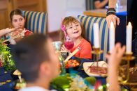 Magic Moves – Von links: Jule, Joseph und Florentine: Sie sitzen beim Magischen Dinner auf der Burg.