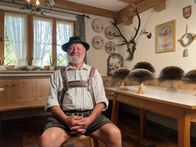 Heimat der Rekorde – Gamsbartbinder Johann Schober.
