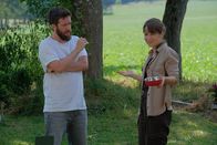 Frühling – Welch böse Überraschung! Tierärztin Filippa Furtado (Cristina do Rego) hilft dem Familienvater Andi Wolf (Sebastian Edtbauer) dabei, die Waschbären einzufangen, die im Haus der Familie ihr Unwesen getrieben haben.