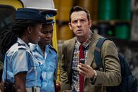 Death in Paradise – Nach der Befragung kehrt DI Parker (Ralf Little, r.) zu seinen Kollegen Sergeant Thomas (Shantol Jackson, l.) und Marlon (Tahj Miles, M.) zurück. Doch etwas kommt Parker komisch vor.