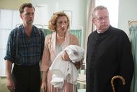 Father Brown – Sid Carter (Alex Price, l.), Lady Felicia (Nancy Carroll, M.) und Father Brown (Mark Williams, r.) kommen der Spur immer näher.