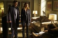 Castle – Eins ist Castle (Nathan Fillion, l.) und Kate (Stana Katic, r.) sofort klar: Der Killer ist ein Profi ...