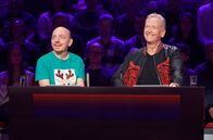 Wer weiß denn sowas? – Moderator Olaf Berger (r.) bilden ein Rateteam.