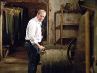 Beginn der Serie: Der Winzerkönig – Harald Krassnitzer (Thomas Stickler).