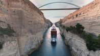 Genial konstruiert – Der Kanal von Korinth ist eine bedeutende Wasserstraße. Das beeindruckende Bauwerk verbindet den Korinthischen Golf mit dem Saronischen Golf.