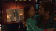 Paranormal Activity: Ghost Dimension – Noch wissen Ryan (Chris J. Murray, r.) und seine Tochter Leila (Ivy George, M.) nicht, dass sie schon bald Opfer des Dämons werden, der einst Katie (Chloe Csengery, l.) und ihre Schwester befallen hat ...