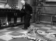 Dinner for One oder Der neunzigste Geburtstag – Freddie Frinton als Diener James und May Warden als alleinspeisende alte Dame. Diener James stolpert über das Tigerfell.
