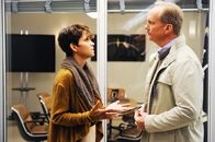 Extant – Auch wenn Sparks (Michael O'Neill, r.) sie anfangs noch entführen wollte und höchstwahrscheinlich für die Experimente verantwortlich ist: Molly (Halle Berry, l.) bekommt nur von ihm Antworten ...