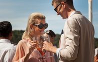 Exit – Vor ihren Gästen wahren Celine (Ine Wiilmann) und William Bergvik (Pål Sverre Hagen) die Fassade des liebevollen Ehepaars. Niemand ahnt etwas von den sexuellen Eskapaden und Drogenkonsum des angeblich herzlichen Familienvaters.