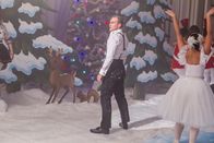The Royals – Wird er am Weihnachtsfest der königlichen Familie teilnehmen dürfen? Jasper (Tom Austen) ...