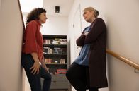 In aller Freundschaft – Der Leiter des Jugendamts entpuppt sich bei einem Besuch bei Miriam Schneider (Christina Petersen, re.) und Rieke Machold (Liza Tzschirner, li.) als gnadenloser Kontrolleur.